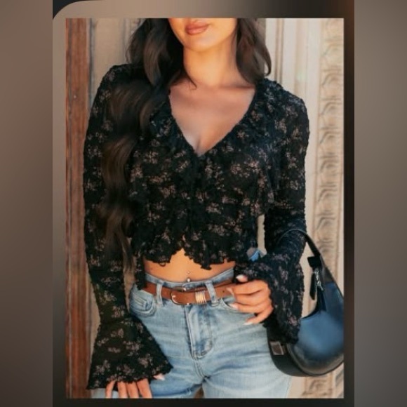 Tops - Elegant Black Ruffle Crop Top